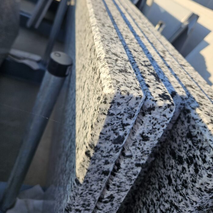 capac-funerar-monument-granit